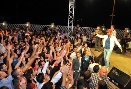 سعد رمضان يحدث ضجة في طرابلس ويخترق المسرح ب" فيراري"